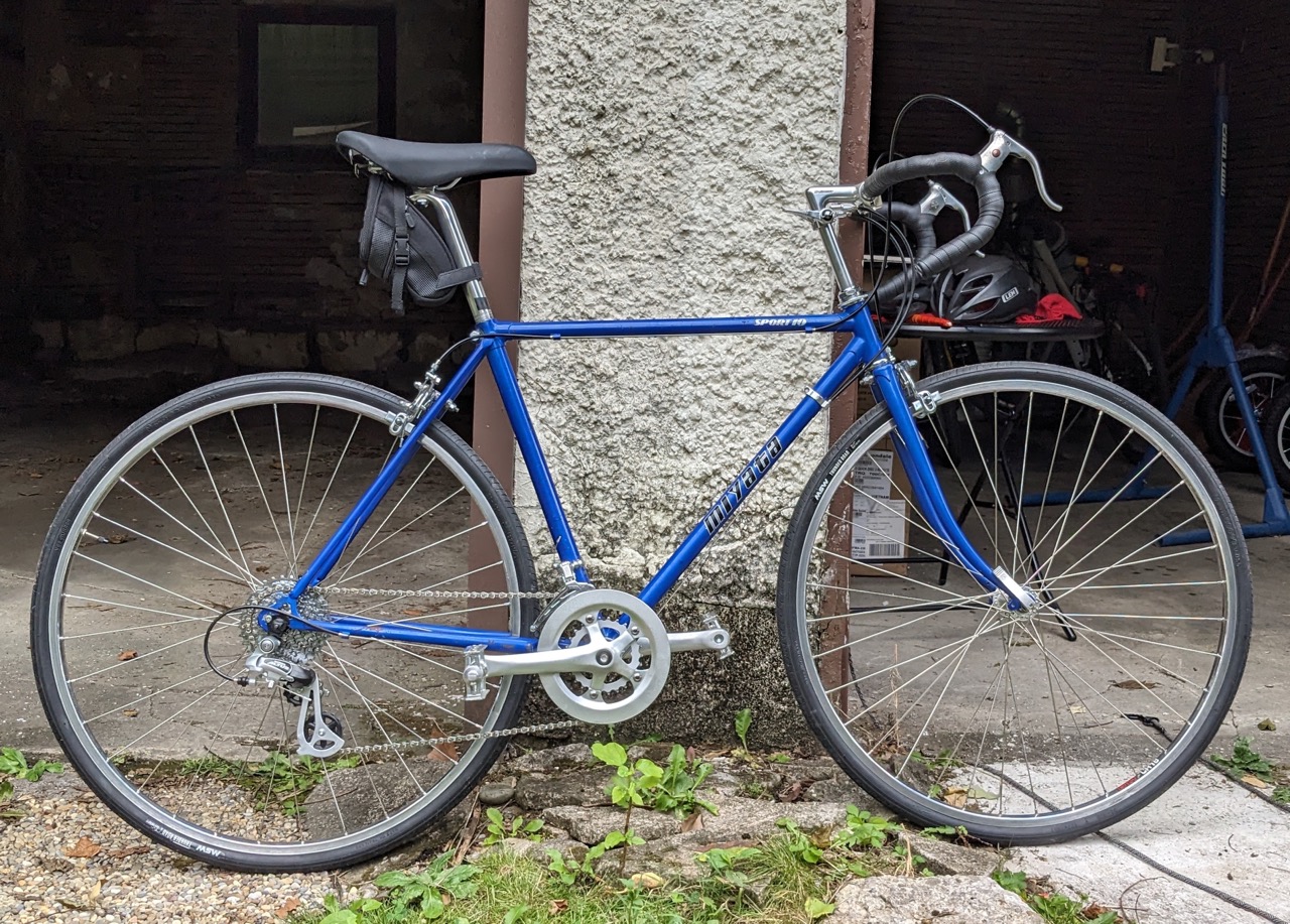 A blue miyata Sport 10